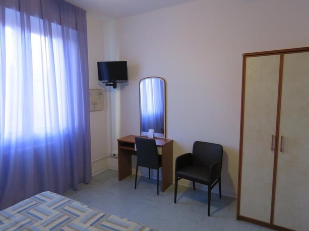 Imagen de la habitación del Hotel Marta, Forli. Foto 12
