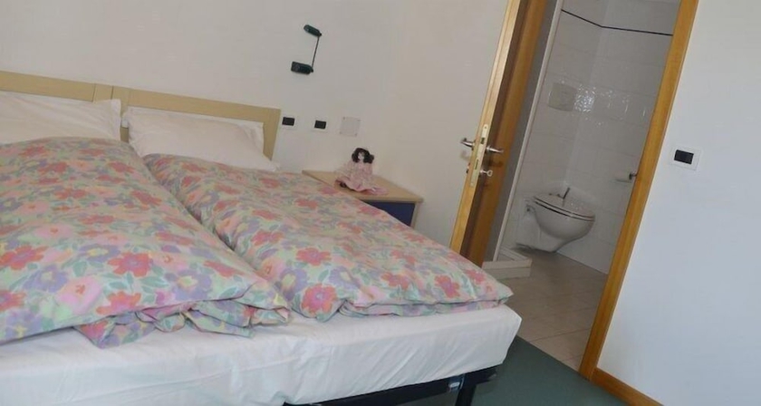 Imagen de la habitación del Hotel Martinella. Foto 12