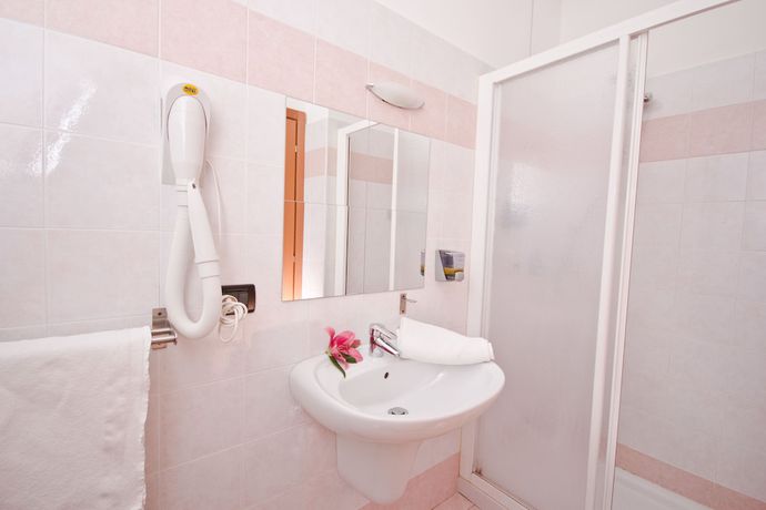 Imagen de la habitación del Hotel Martinelli. Foto 11