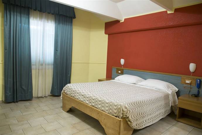 Imagen de la habitación del Hotel Martini, Casavatore. Foto 3