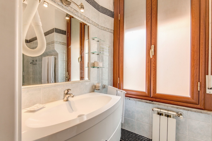 Imagen de la habitación del Hotel Martini, Roma. Foto 9