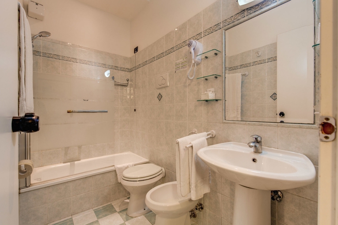 Imagen de la habitación del Hotel Martini, Roma. Foto 12