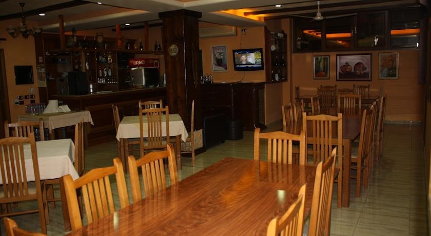 Imagen del bar/restaurante del Hotel Martini, Vlore. Foto 4