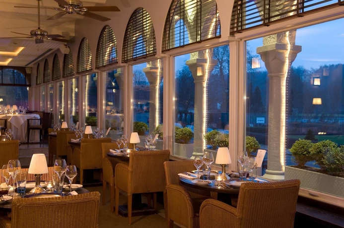 Imagen del bar/restaurante del Hotel Martin's Château Du Lac. Foto 2