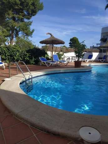 Imagen de la piscina del Hotel Martorell. Foto 14