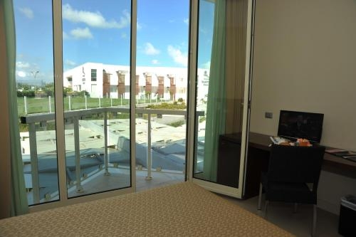 Imagen de la habitación del Hotel Martur Resort. Foto 9