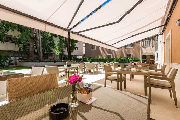 Imagen del bar/restaurante del Hotel Marul. Foto 2