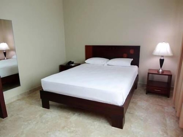 Imagen de la habitación del Hotel Marvento Suites. Foto 12