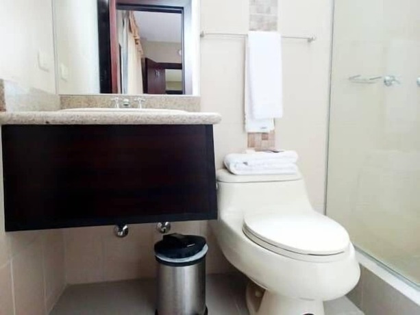 Imagen de la habitación del Hotel Marvento Suites. Foto 14