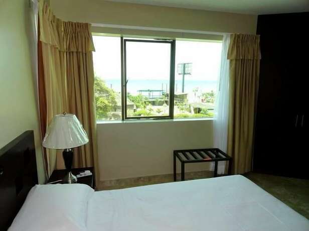 Imagen de la habitación del Hotel Marvento Suites. Foto 16