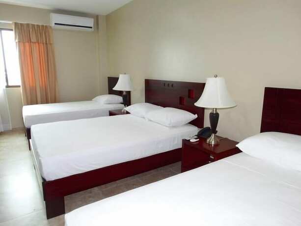 Imagen de la habitación del Hotel Marvento Suites. Foto 17