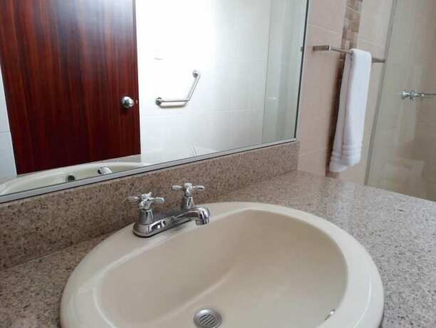 Imagen de la habitación del Hotel Marvento Suites. Foto 18