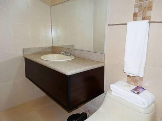 Imagen de la habitación del Hotel Marvento Suites. Foto 19