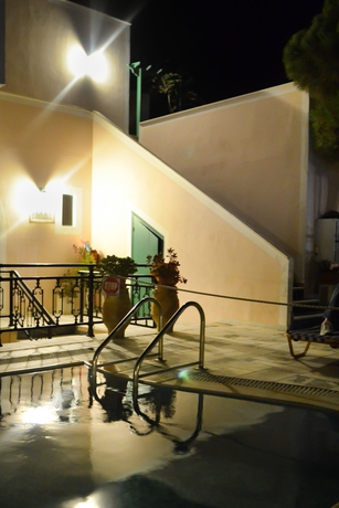 Imagen de la piscina del Hotel Mary Studios and Apartments. Foto 12