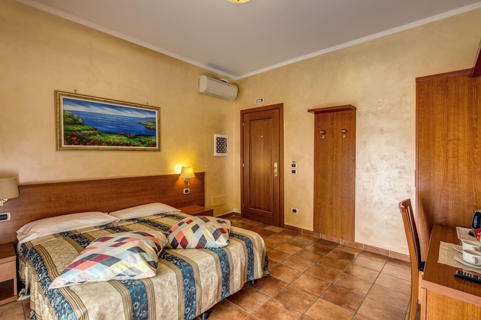 Imagen de la habitación del Hotel Maryelen. Foto 12