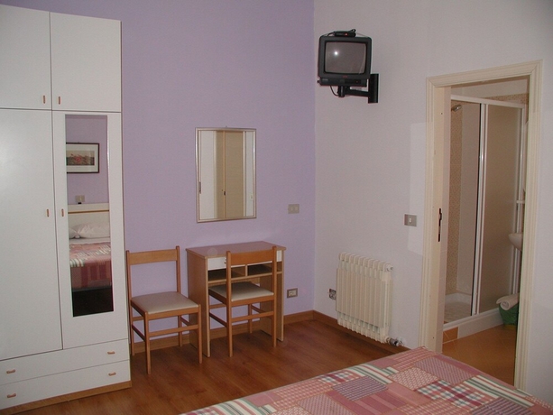 Imagen de la habitación del Hotel Marystella. Foto 10