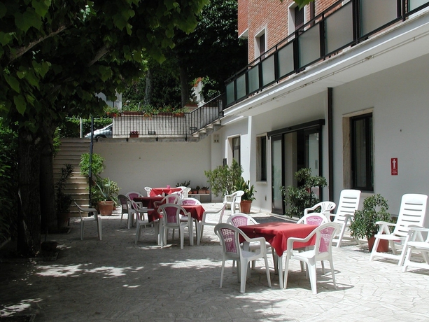 Imagen de los exteriores del Hotel Marystella. Foto 13