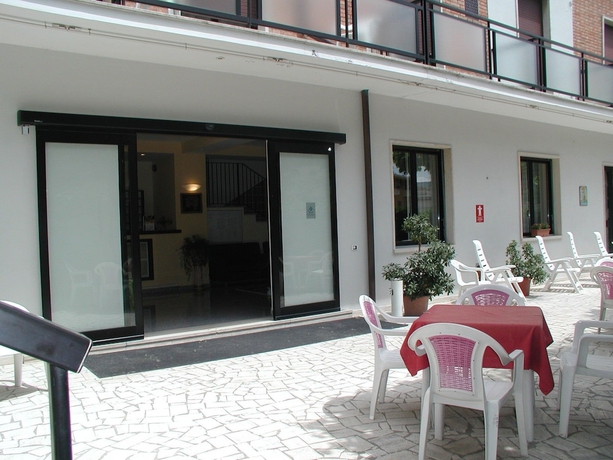Imagen de los exteriores del Hotel Marystella. Foto 14
