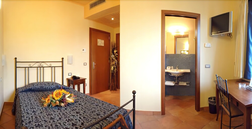Imagen de la habitación del Hotel Marzia. Foto 10