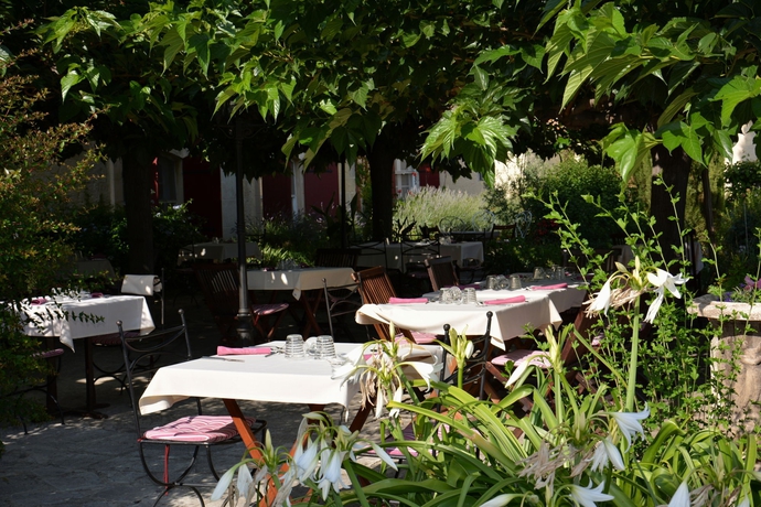 Imagen del bar/restaurante del Hotel Mas De La Feniere. Foto 1