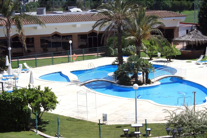 Imagen de la piscina del Hotel Mas Gallau. Foto 17