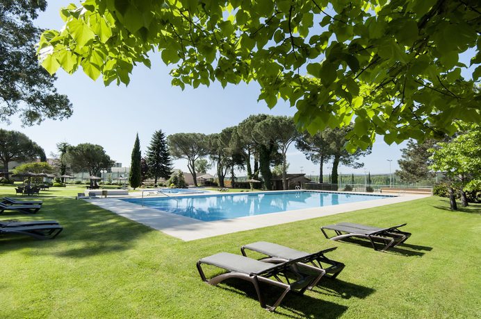 Imagen de la piscina del Hotel Mas Solà. Foto 20