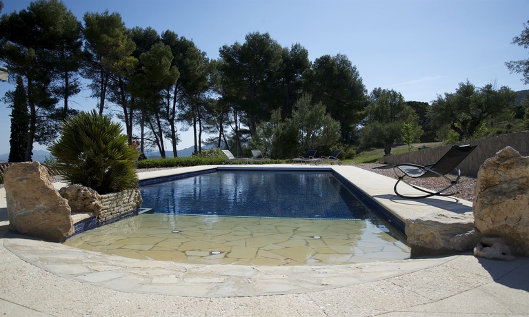 Imagen de la piscina del Hotel Masia La Mota. Foto 14