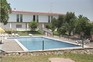 Imagen de la piscina del Hotel Masia Torrent. Foto 3