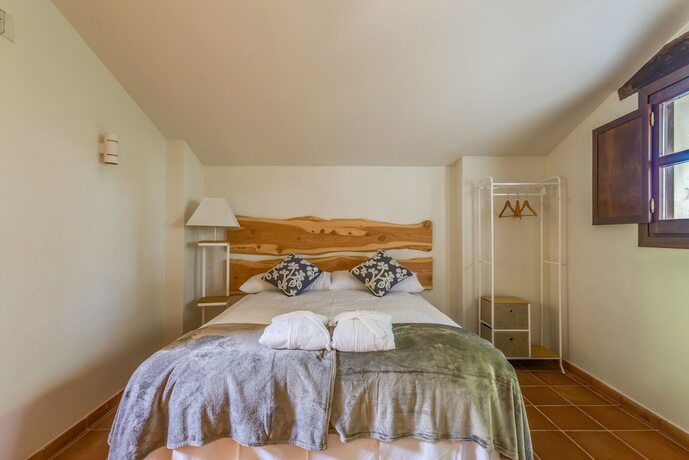 Imagen de la habitación del Hotel Masia Ventanell. Foto 16