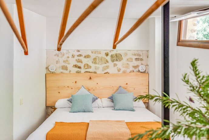 Imagen de la habitación del Hotel Masia Ventanell. Foto 17