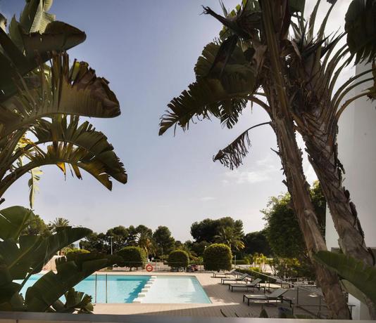 Imagen de la piscina del Hotel Masía Bellver. Foto 6