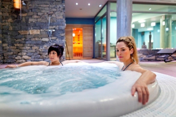 Imagen de la piscina del Hotel Masmonzon. Foto 20