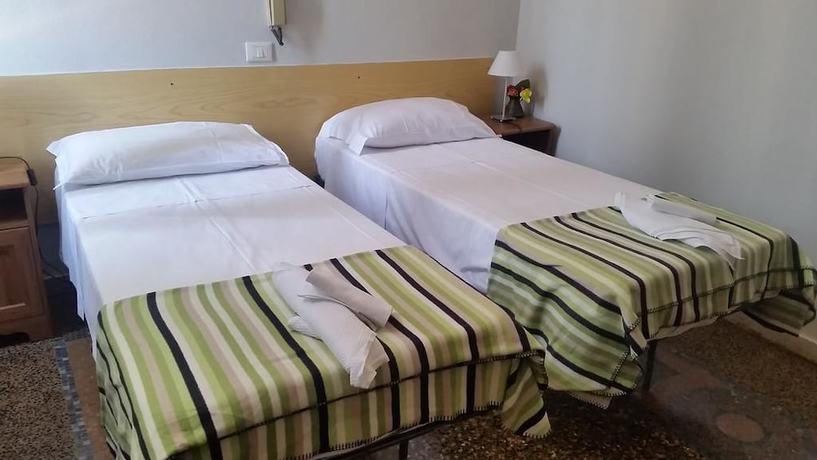 Imagen de la habitación del Hotel Massena, G&eacute;nova. Foto 2