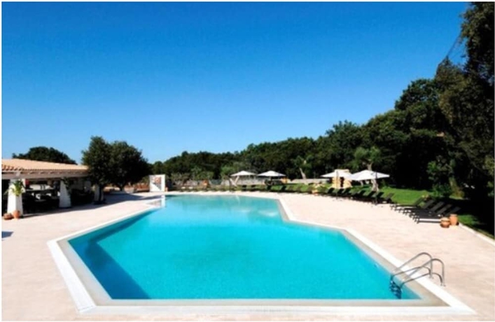 Imagen de la piscina del Hotel Masseria Chiancone Torricella. Foto 16