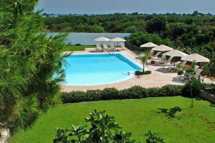 Imagen de la piscina del Hotel Masseria L\'Ovile. Foto 16