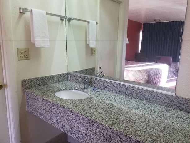 Imagen de la habitación del Hotel Masters Inn Columbia I-26. Foto 9