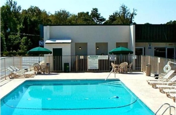Imagen de la piscina del Hotel Masters Inn Columbia I-26. Foto 12