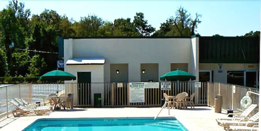 Imagen de la piscina del Hotel Masters Inn Columbia I-26. Foto 13