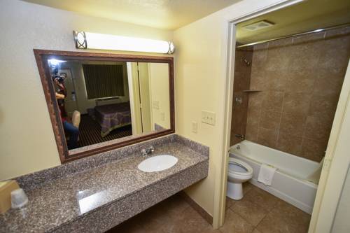 Imagen de la habitación del Hotel Masters Inn Tucker. Foto 8