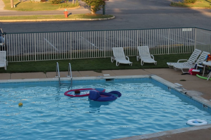 Imagen de la piscina del Hotel Masters Inn Tuscaloosa. Foto 16