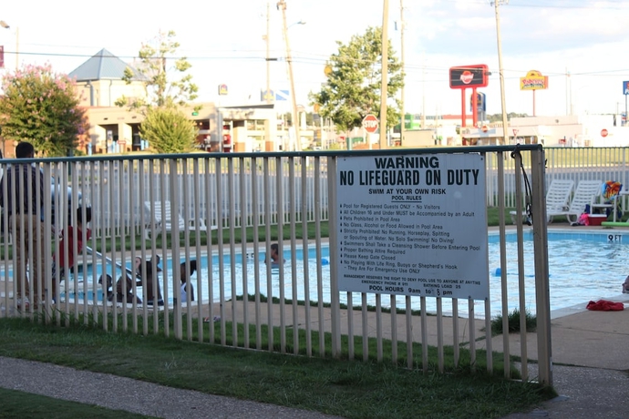 Imagen de la piscina del Hotel Masters Inn Tuscaloosa. Foto 17