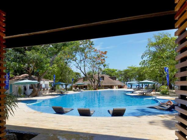 Imagen de la piscina del Hotel Matabungkay Beach. Foto 18