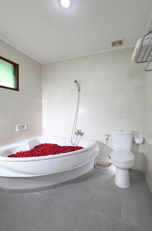 Imagen de la habitación del Hotel Matahari Bungalow. Foto 5