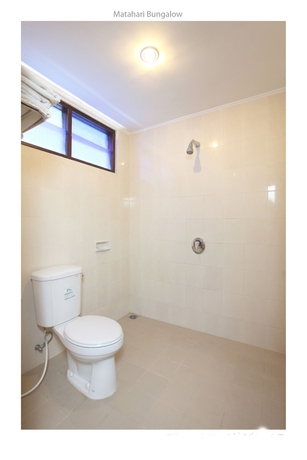 Imagen de la habitación del Hotel Matahari Bungalow. Foto 7