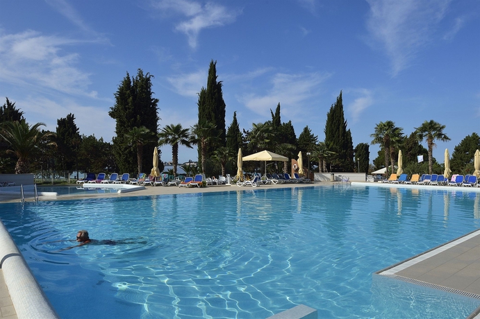 Imagen de la piscina del Hotel Materada Plava Laguna. Foto 14