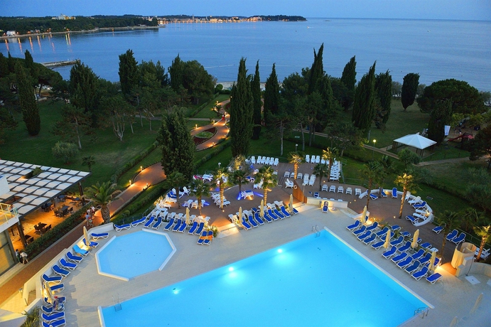 Imagen de la piscina del Hotel Materada Plava Laguna. Foto 15