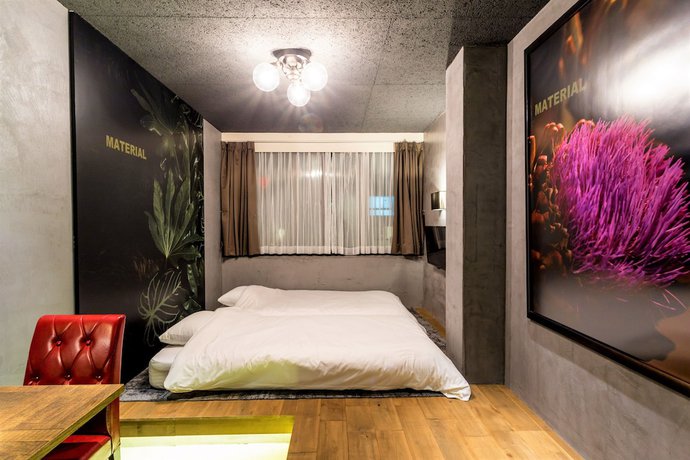 Imagen de la habitación del Hotel Material. Foto 15