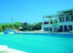 Imagen de la piscina del Hotel Mathiassos Village. Foto 3