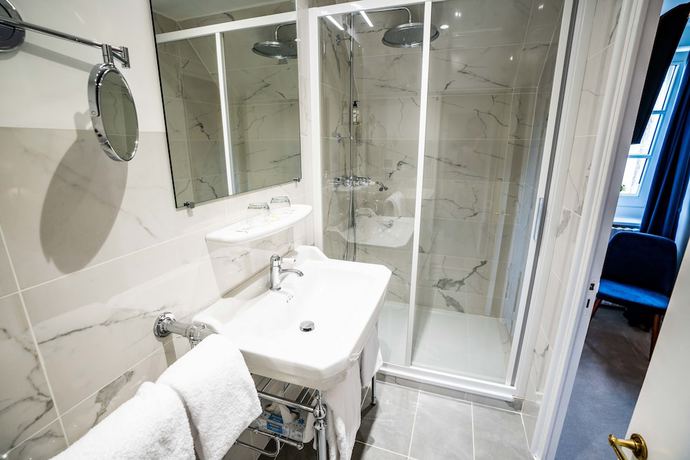 Imagen de la habitación del Hotel Mathieu Kergourlay H&ocirc;tel de Boisgelin. Foto 12