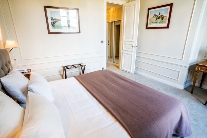 Imagen de la habitación del Hotel Mathieu Kergourlay H&ocirc;tel de Boisgelin. Foto 16